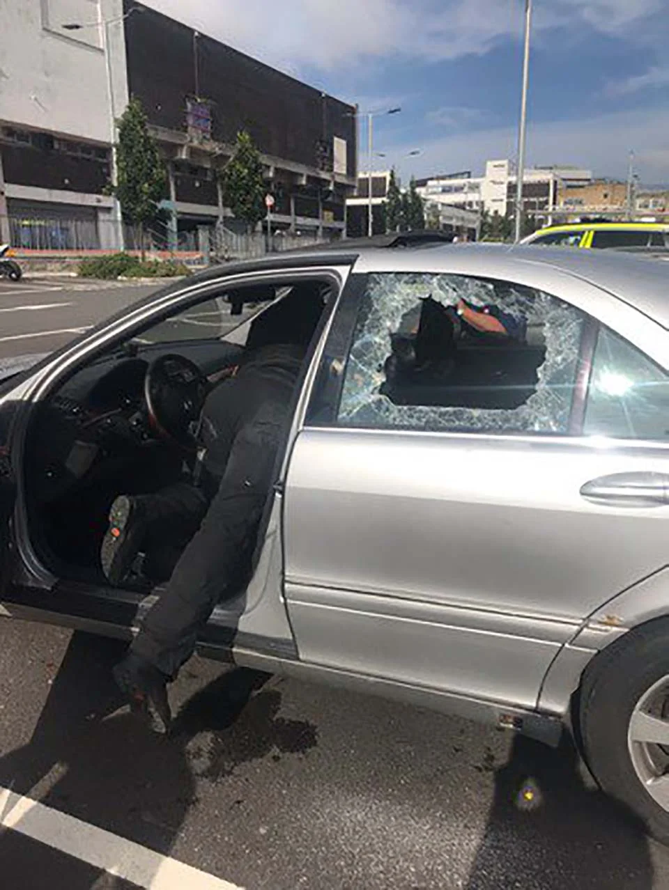 Policía rescata a perro en auto