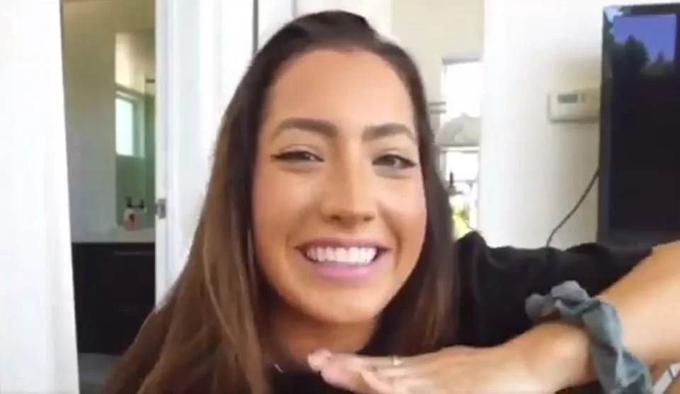 Youtuber saluda a sus seguidores