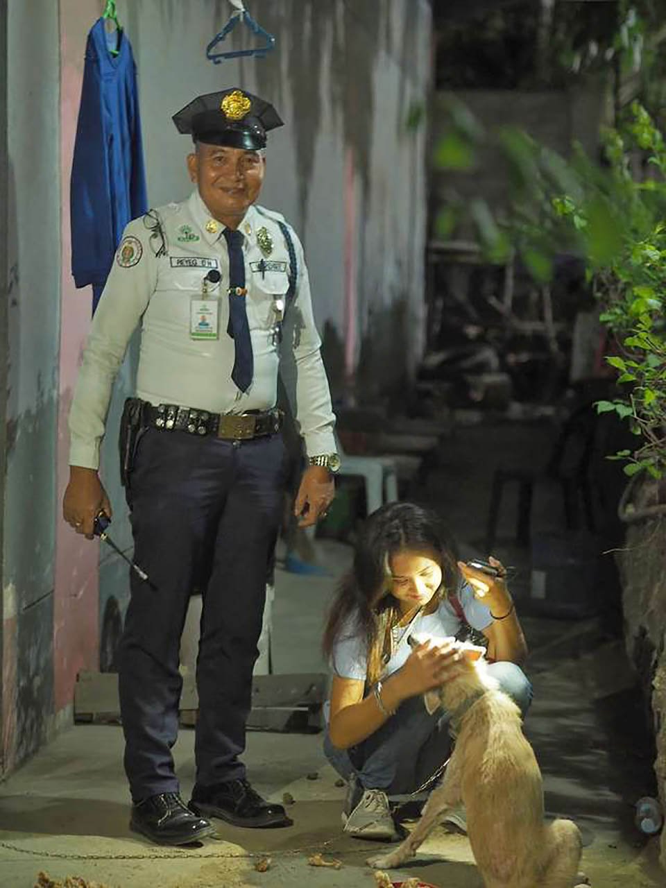 Guardia de seguridad de un centro comercial rompe las reglas para ayudar a un perro sin hogar 6 Guardia de seguridad