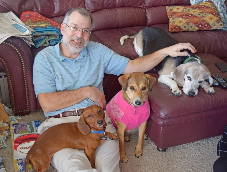 Hombre abre un asilo para perros que fueron abandonados en su vejez 1 Hombre brinda a protección a perritos en su hogar