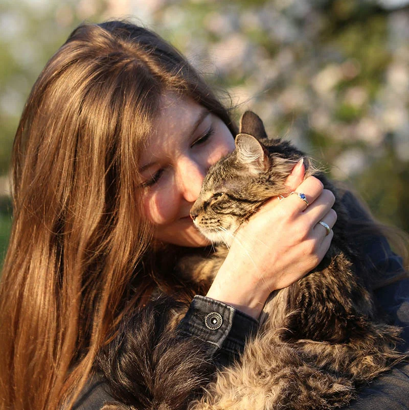 Mujer y su gato Mujer y su gato