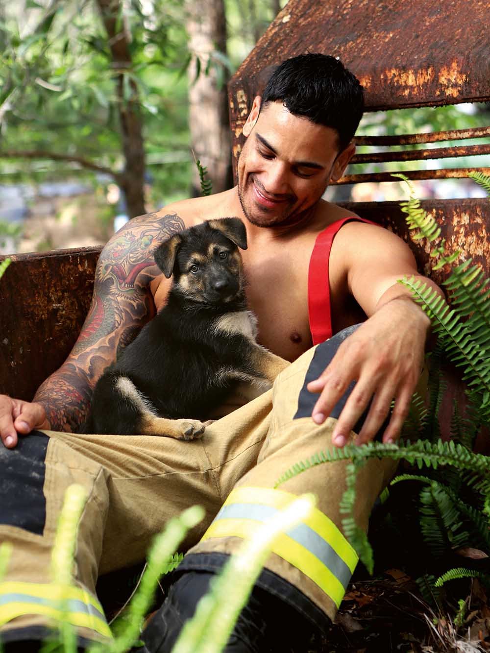 Bombero posa con cachorro