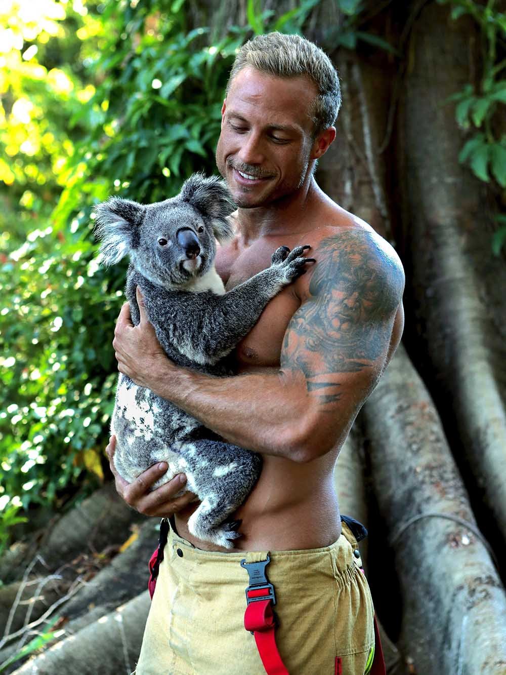 Bombero posa con un Koala