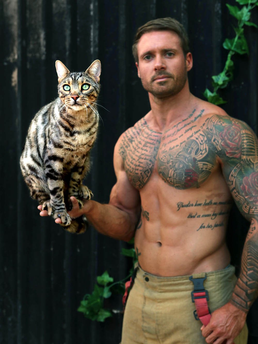 Bombero posa con un gatito