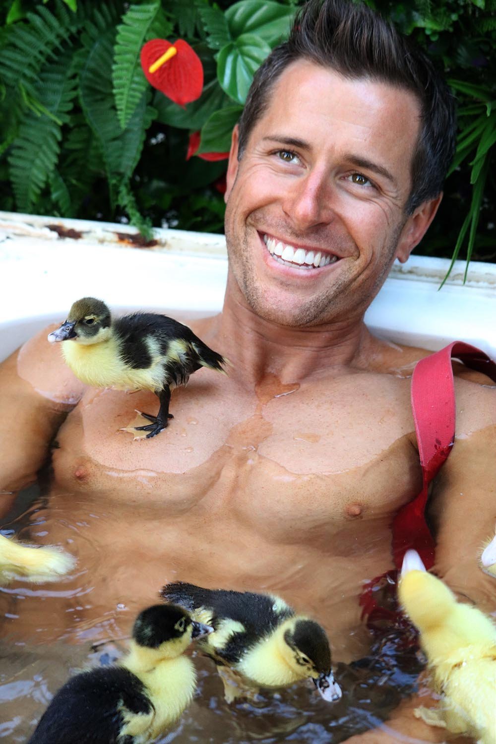 Bombero posando con patitos