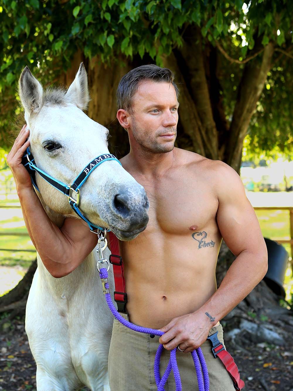Bombero posando con un caballo