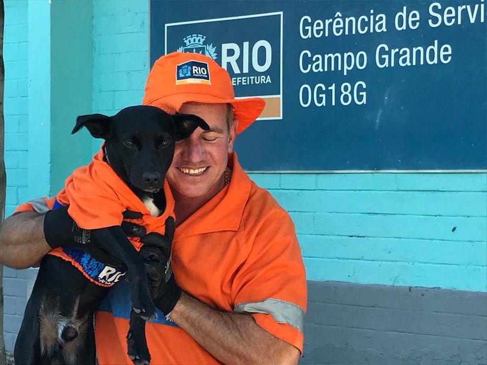 Perro adoptado por un barrendero lo acompaña al trabajo usando un adorable uniforme 10 Hombre abraza a perrito