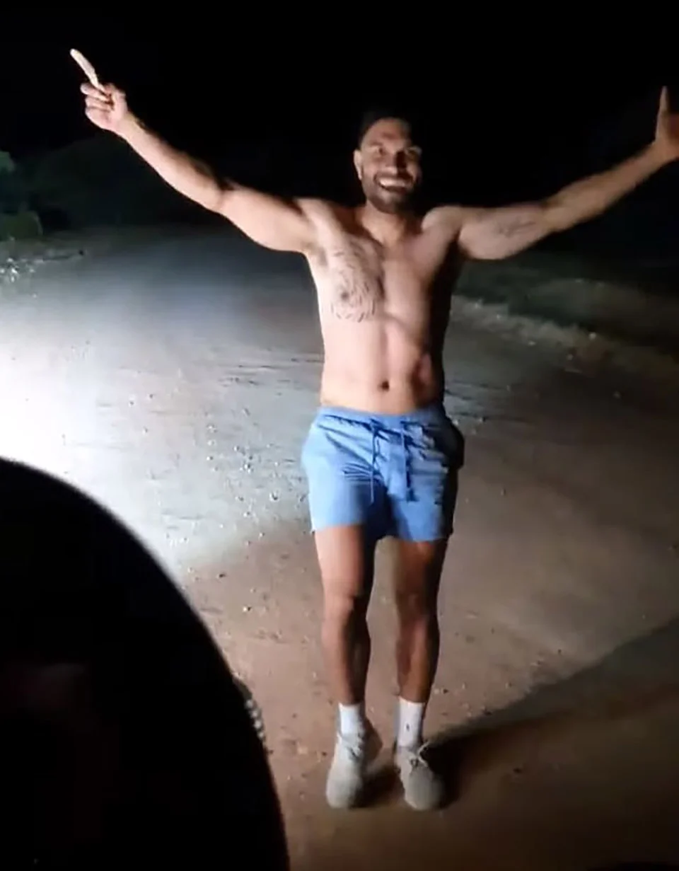 Hombre celebra matar a un animal