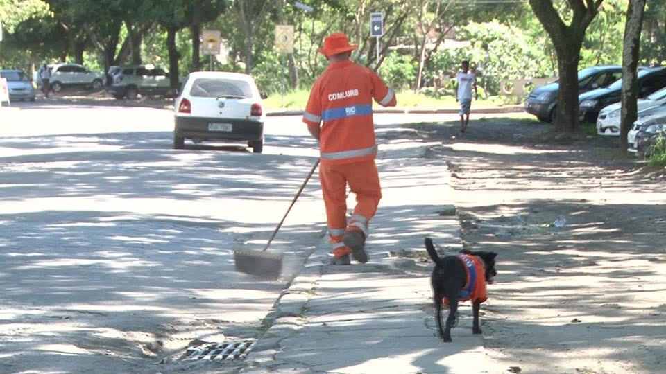 Perro adoptado por un barrendero lo acompaña al trabajo usando un adorable uniforme 7 Hombre limpia las calles en compañía de un perro