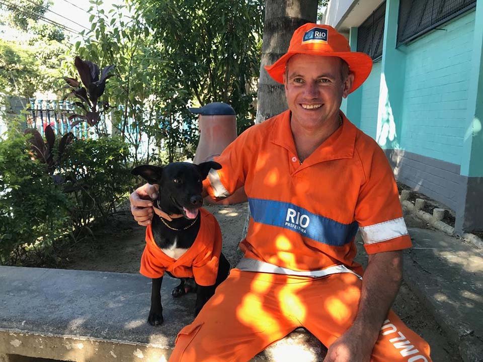 Perro adoptado por un barrendero lo acompaña al trabajo usando un adorable uniforme 8 Hombre y perrito son inseparables