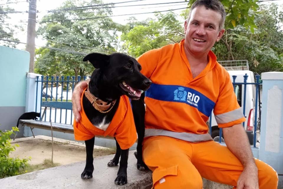 Perro adoptado por un barrendero lo acompaña al trabajo usando un adorable uniforme 12 Hombre y perrito uniformado