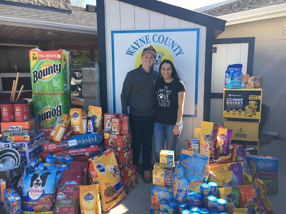 Jeananne y Jonathan con las donaciones
