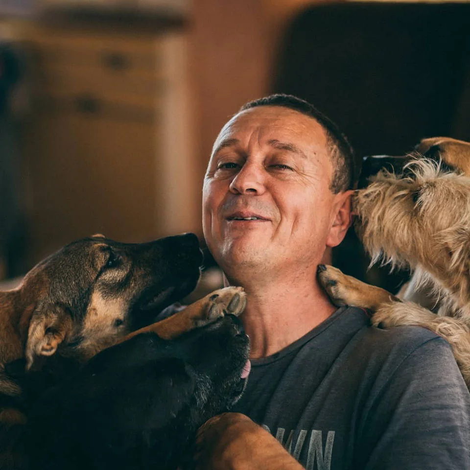 Hombre ama a todos los perros