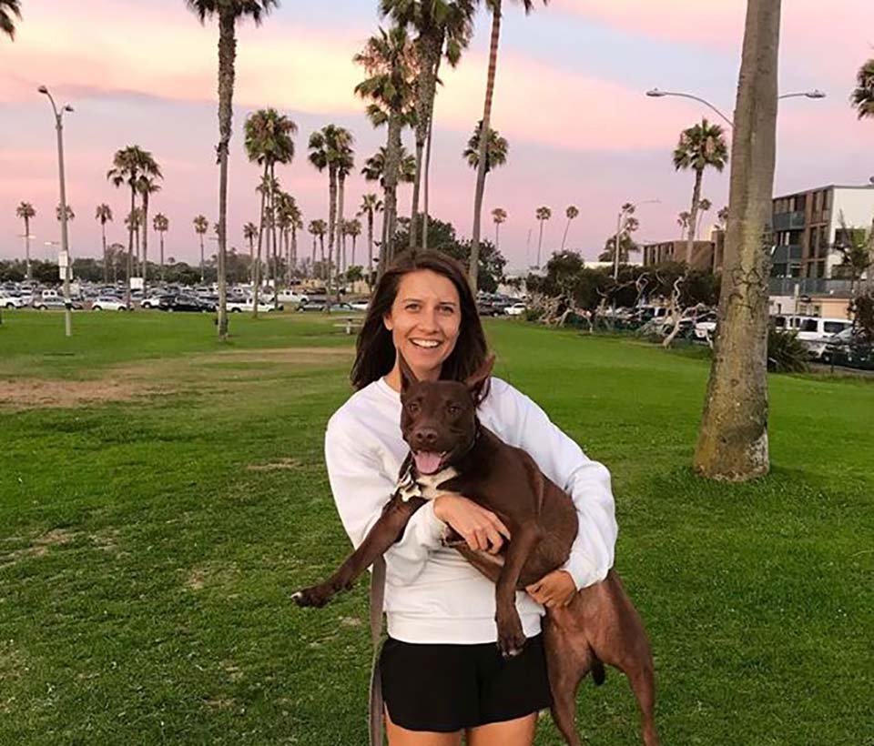 Perrita aprende a "hablar" oprimiendo un tablero con botones personalizado 12 Mujer y adorable perrito