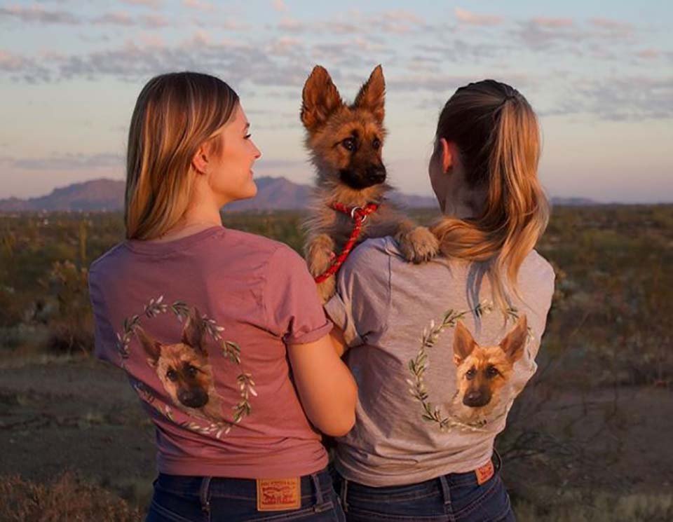 Pastor alemán de 2 años tiene enanismo, y siempre parecerá un cachorro 12 Mujeres brindan cariño a perrito
