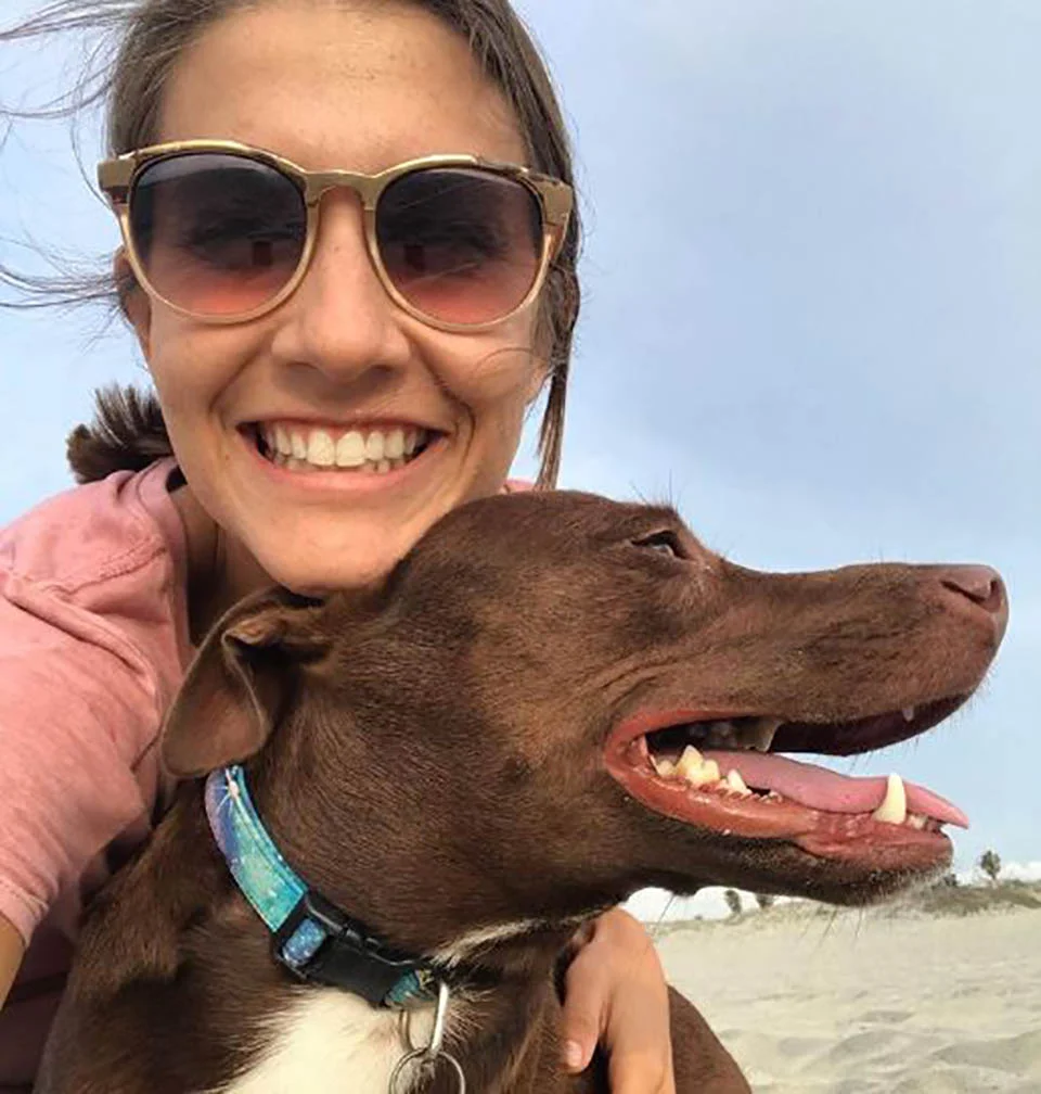 Perrita aprende a "hablar" oprimiendo un tablero con botones personalizado 8 Perrito en compañía de su humana