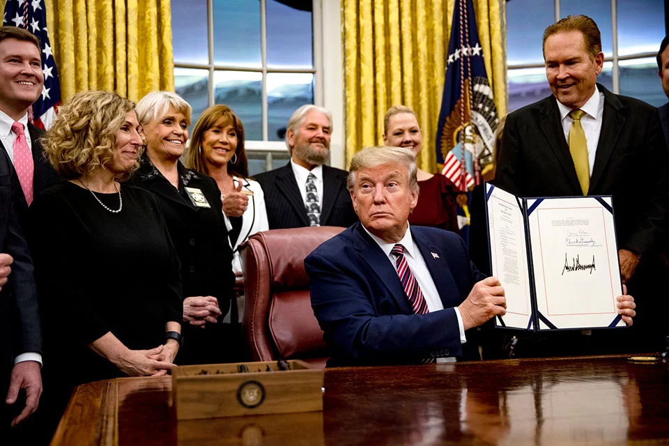 Trump firma ley