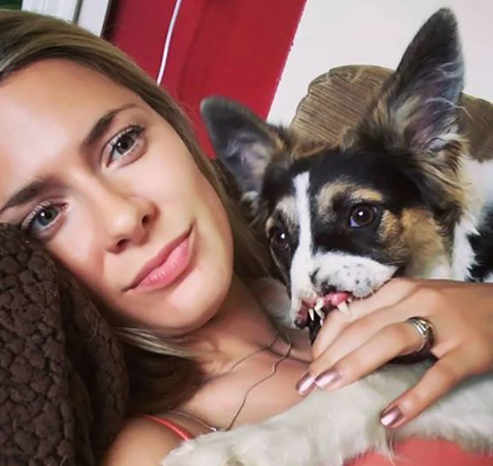 Mujer abraza a su perrito adoptado