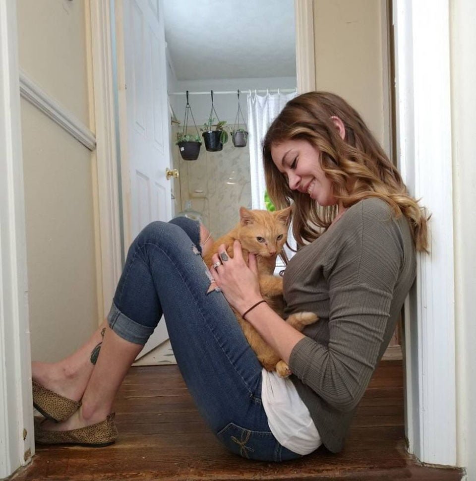 Gato salta a los brazos de mamá después de perderse durante 536 días 6 Cat y Mindy