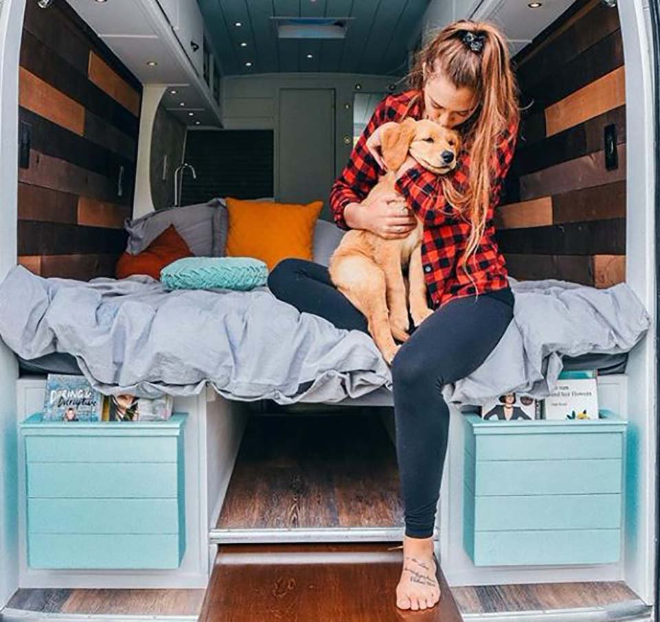 Mujer termina con su novio y deja su trabajo para viajar en su furgoneta con su perrita 10 Mujer abraza a perrita golden retriever