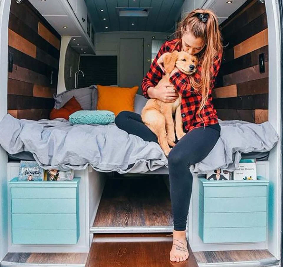 Mujer abraza a perrita golden retriever