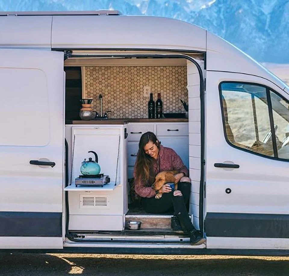 Mujer con perrita dentro de su furgoneta