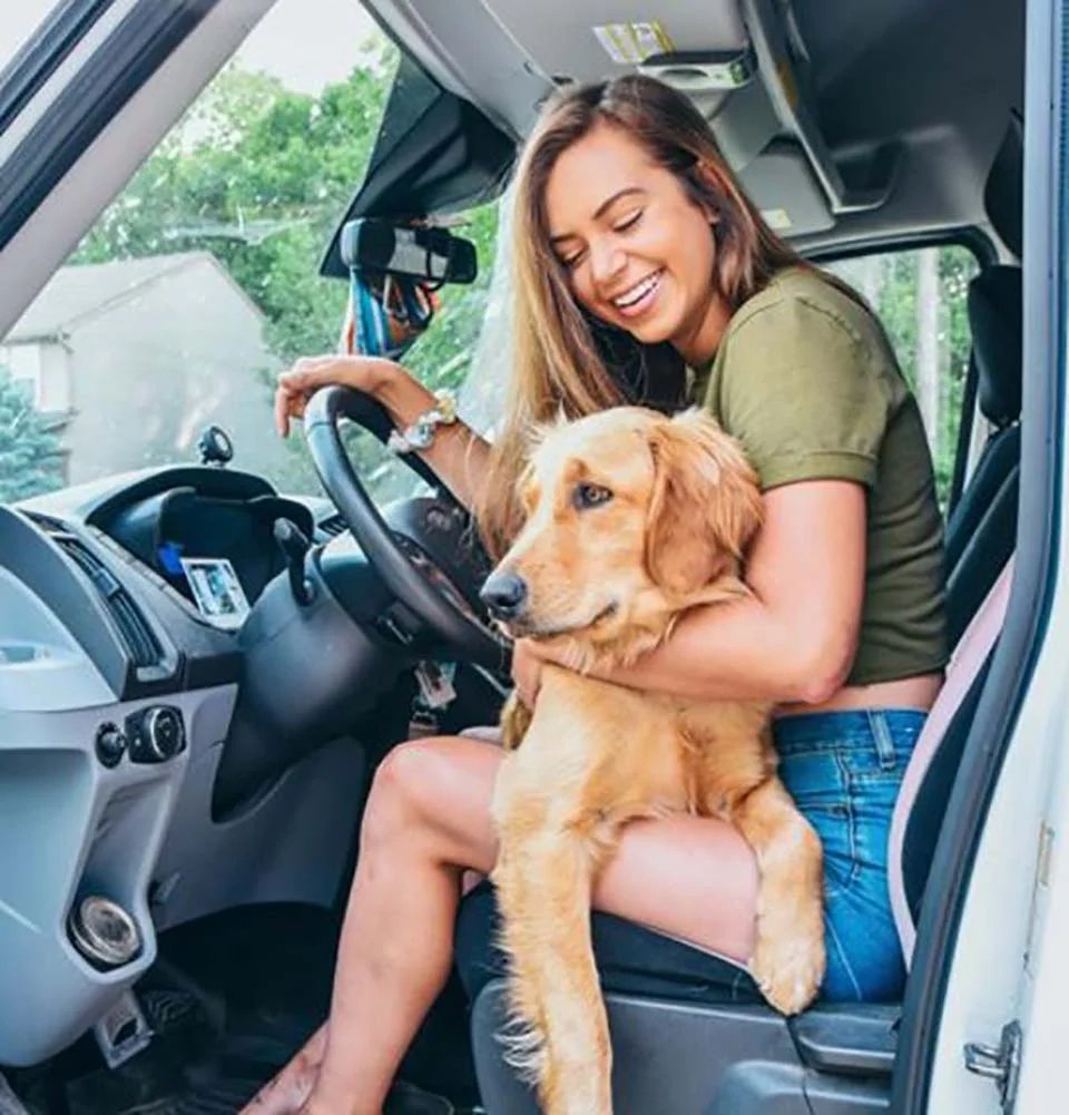 Mujer viaja con perrita