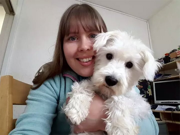 Mujer logra que sus 17 perros y gatos posen para una foto, pero le tomó semanas conseguirlo 10 Mujer y su perro