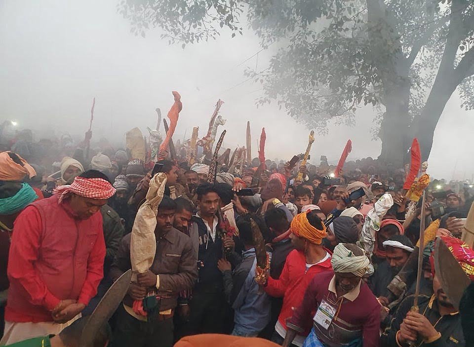 Comienza el festival de sacrificio de animales más grande del mundo a pesar de las protestas en Nepal 11 ersonas presentes para el sacrificio de animales