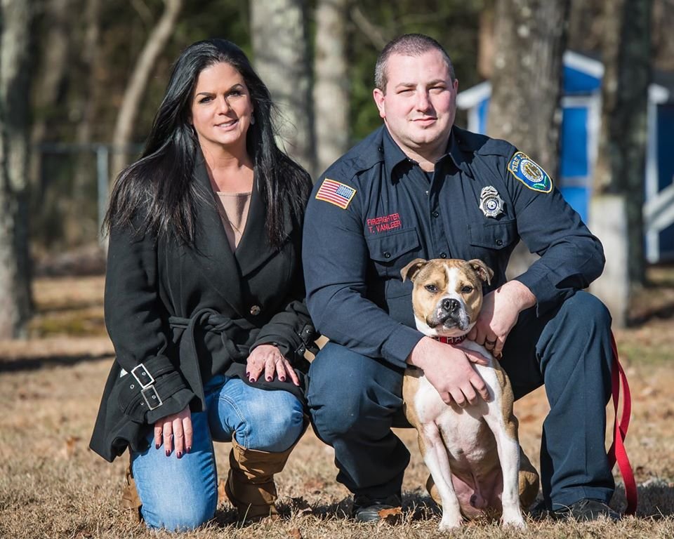 Primer pitbull que se convierte en oficial K9 de detección de incendios 9 Fundadora y cuidador
