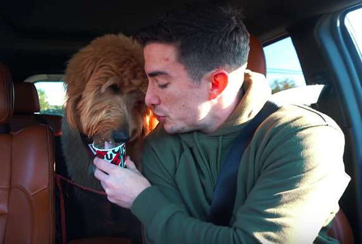 Hombre alquila una valla publicitaria para que todos sepan que es el cumpleaños de su perro 5 Hombre alquila cartel y su perro en Starbucks