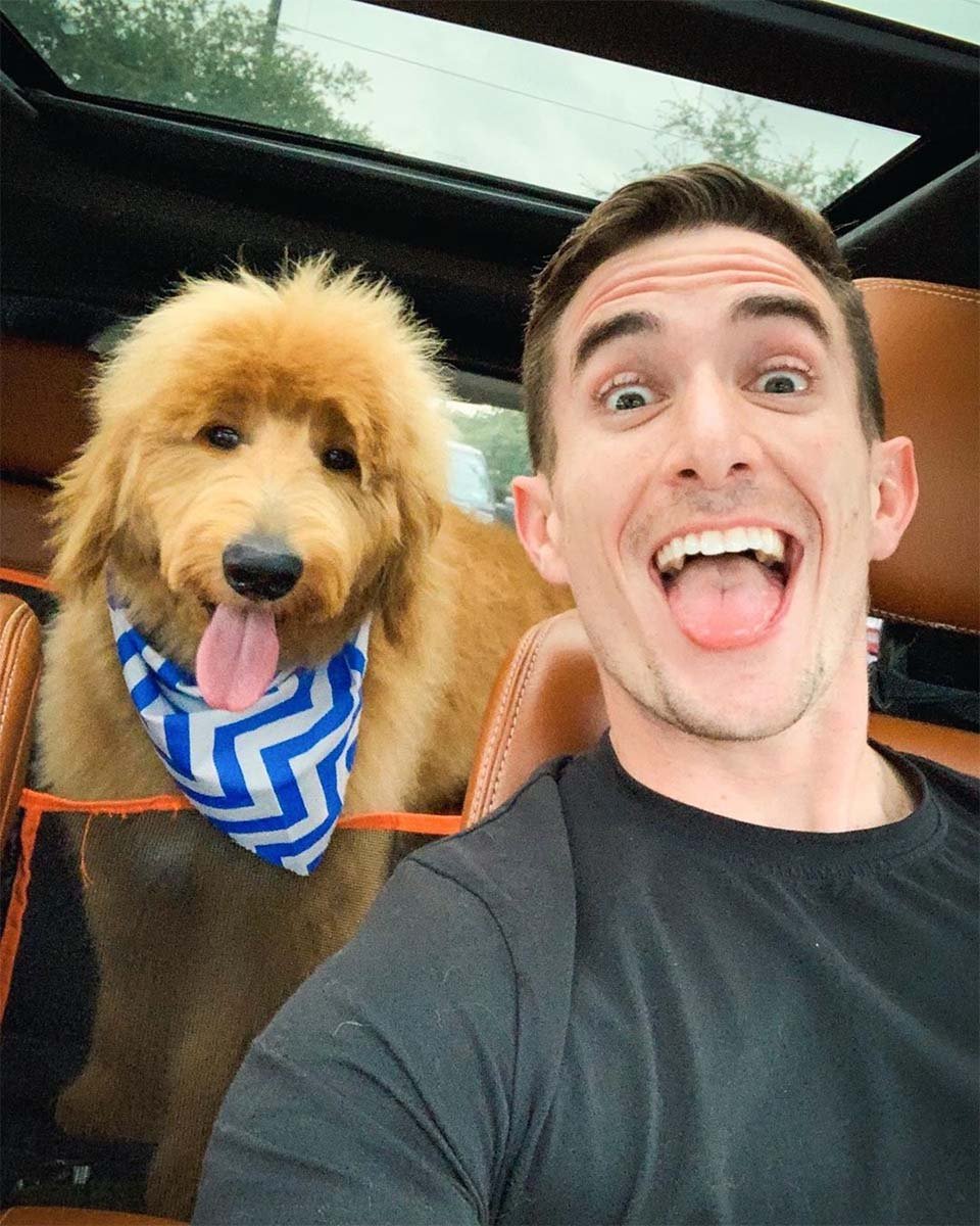 Maxx feliz con su perro Maxx feliz con su perro