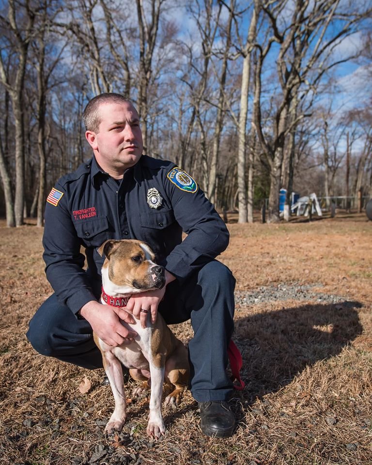 Primer pitbull que se convierte en oficial K9 de detección de incendios 7 Tyler y Hansel