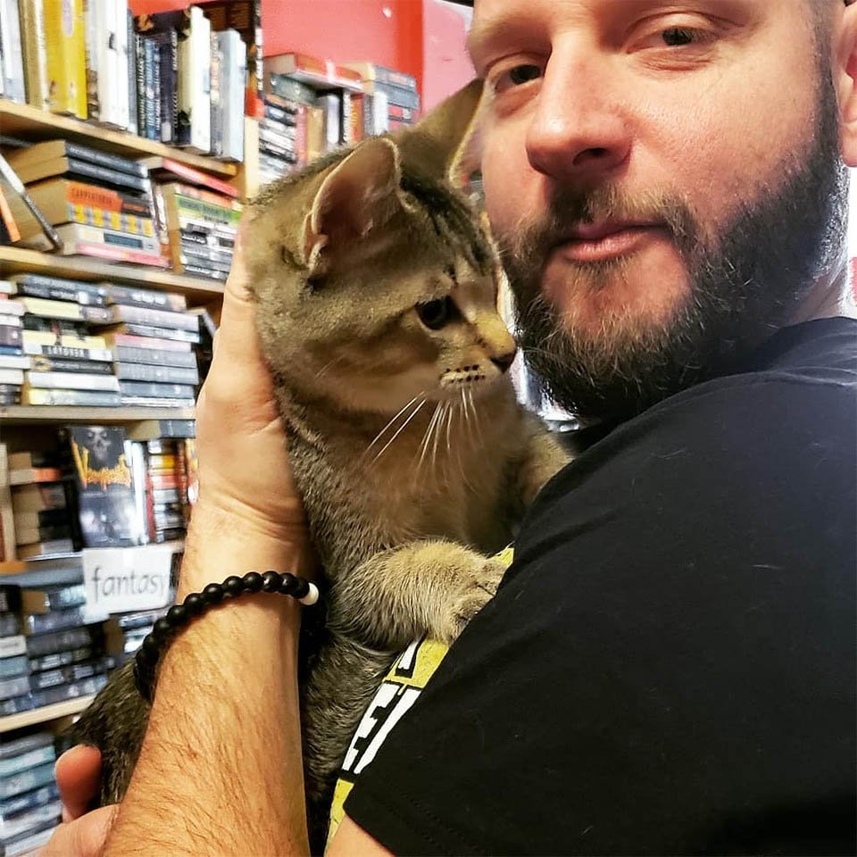 Gatitos deambulan libremente en esta librería y los clientes pueden adoptarlos 10 Cliente contento con gato