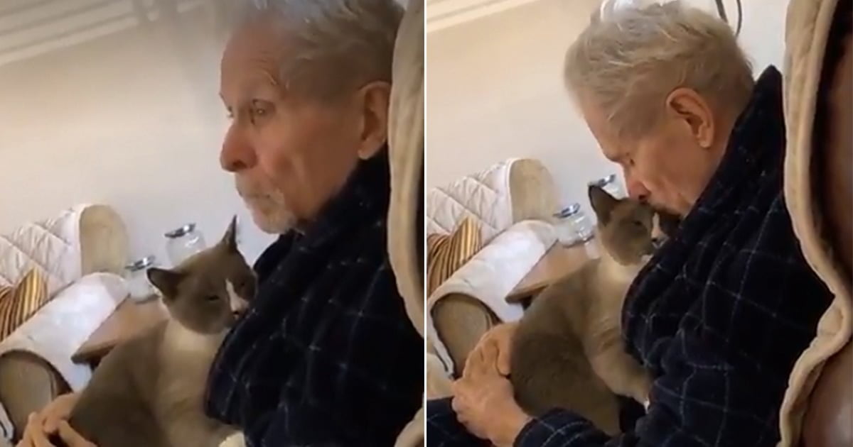 Gato amable pasa todo el día consolando a su padre con Alzheimer