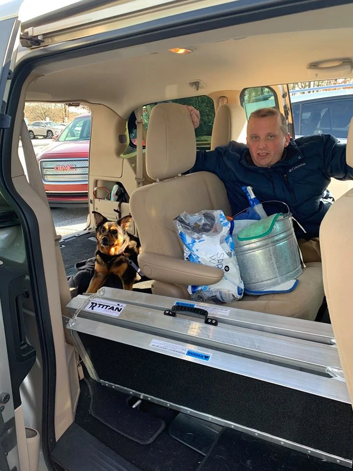 Perro devuelto 4 veces finalmente es adoptado por alguien que lo ama como es 3 Perro con necesidades especiales