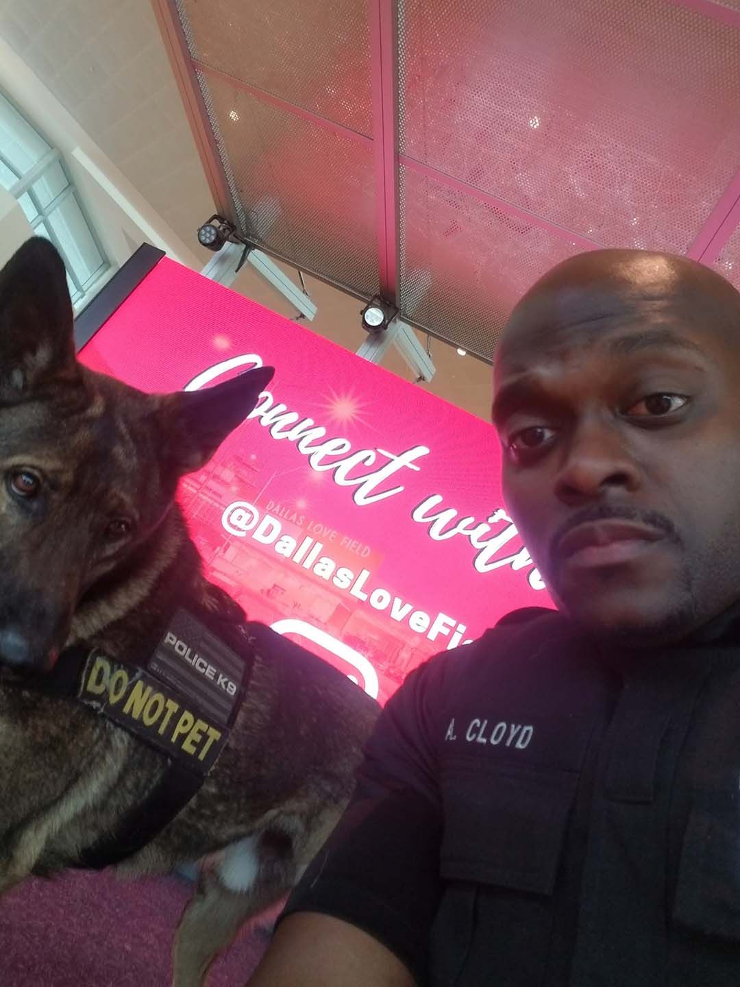 Andre Cloyd de Dallas y su perro policía