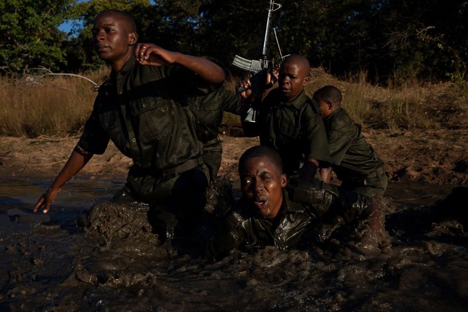 Valientes mujeres luchan contra la caza furtiva de elefantes en África 10 Entrenamiento escuadrón Akashinga