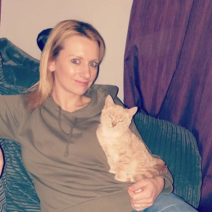 Gato con una forma 'rara' de enanismo se quedará como un gatito para siempre 2 Munchie y su madre adoptiva