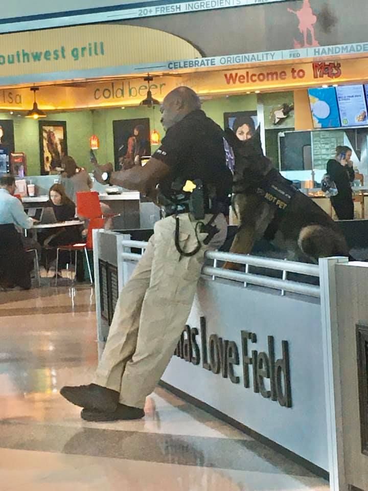 Policía y su can tomándose fotos