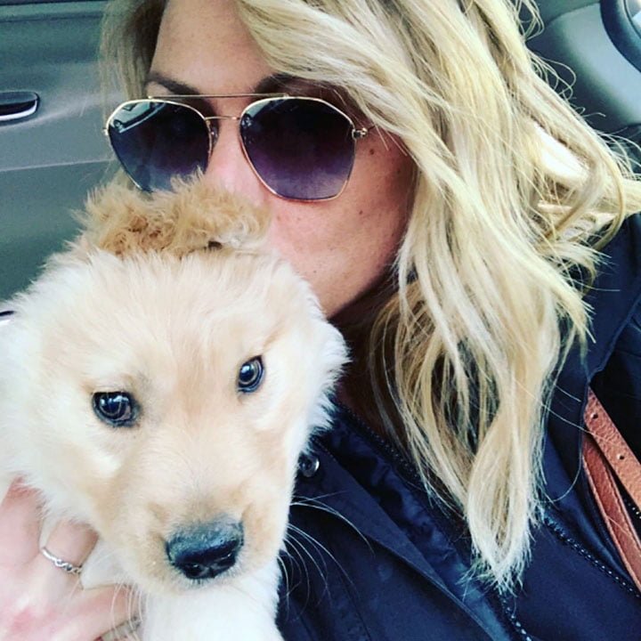 Cachorro con una oreja en medio de la cabeza parece un 'unicornio dorado' 9 perrito unicornio y su mamá adoptiva