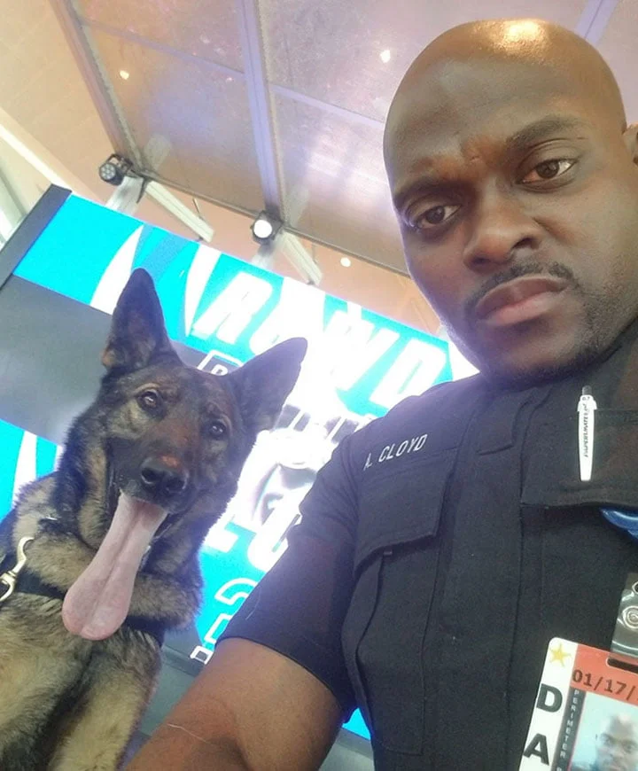 Selfie entre policía y su perro Selfie entre policía y su perro