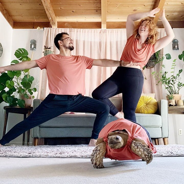 pareja y su tortuga hacen yoga