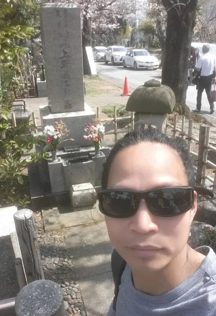 Hombre caminó por 3 días temiendo ser portador del Covid-19 y un perro leal lo acompañó 4 Alixson en el cementerio
