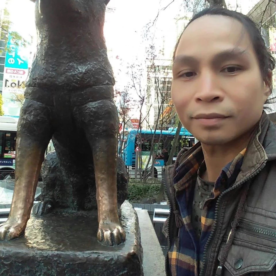 Hombre caminó por 3 días temiendo ser portador del Covid-19 y un perro leal lo acompañó 1 Alixson en la estatua de Hachiko