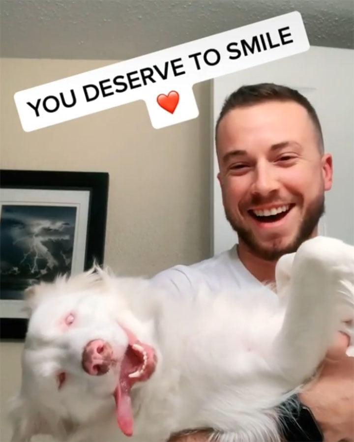 Chico demuestra cómo despierta a su perrita ciega y sorda sin asustarla y su reacción es adorable