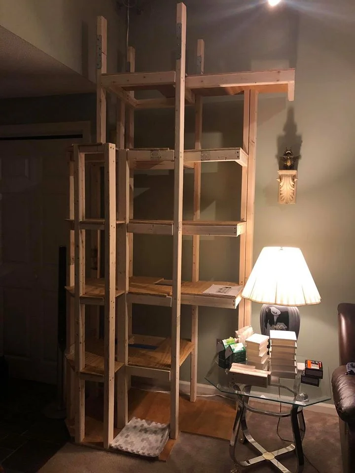 Hombre construye torres