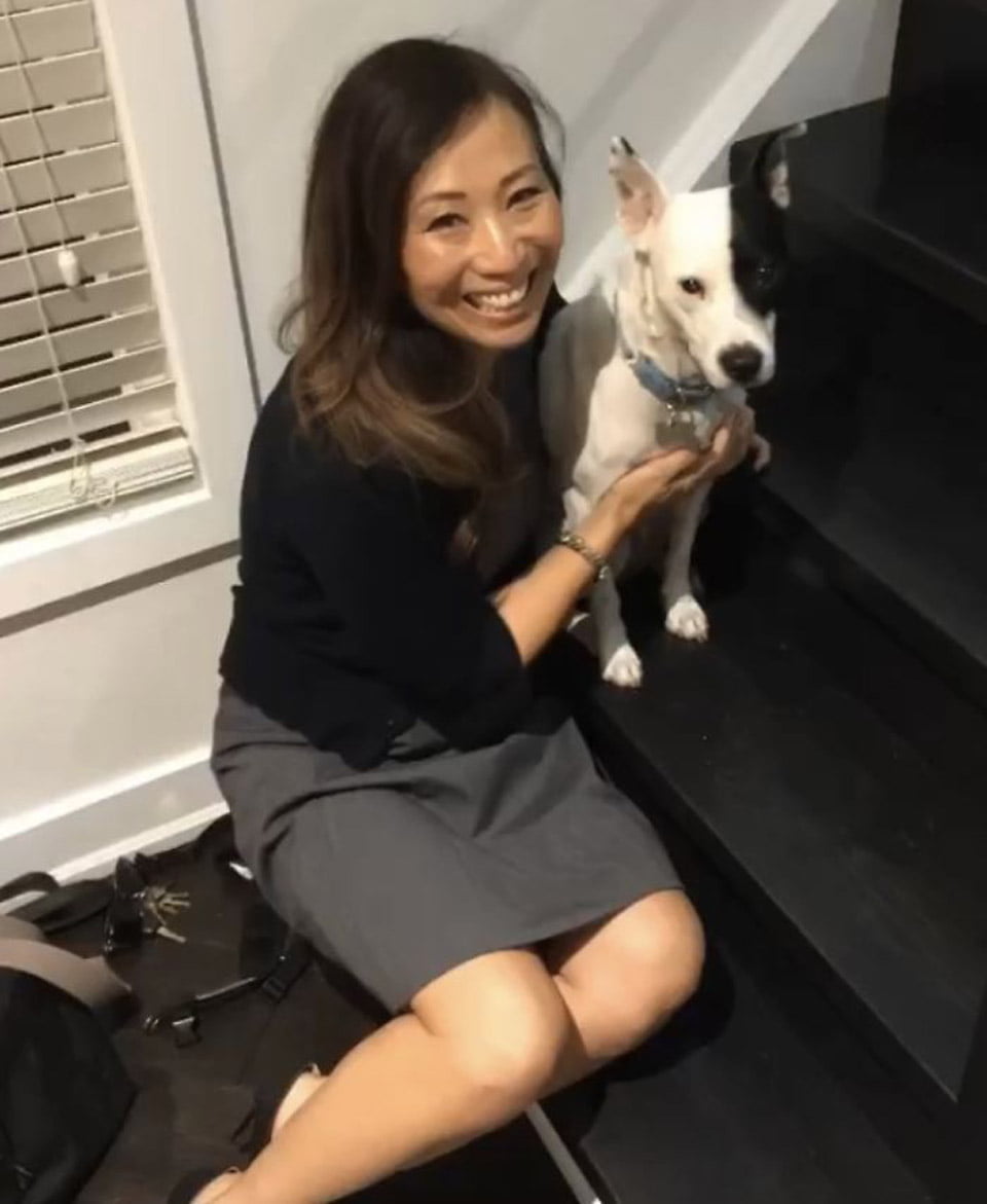 Mujer disfruta la compañía de su perrito