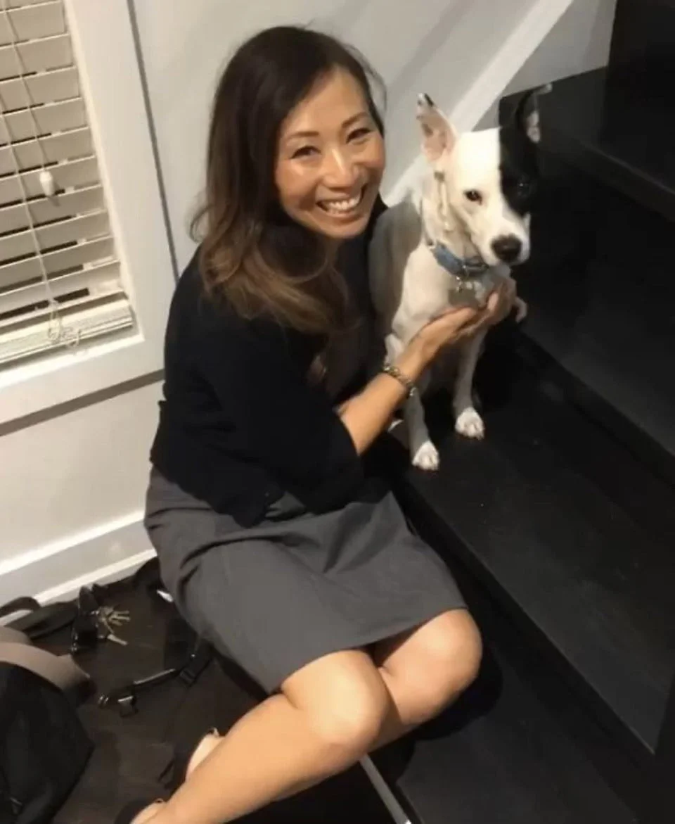 Mujer con miedo a los perros adopta a uno que le teme a las personas y se vuelven inseparables 9 Mujer disfruta la compañía de su perrito