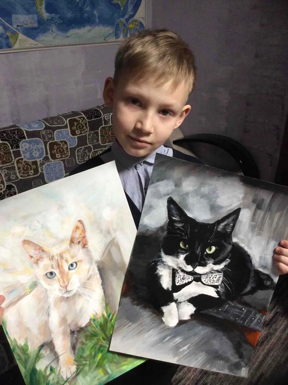 Niño crea pinturas personalizadas de animales para conseguir recursos para un refugio 10 Niño y par de pinturas